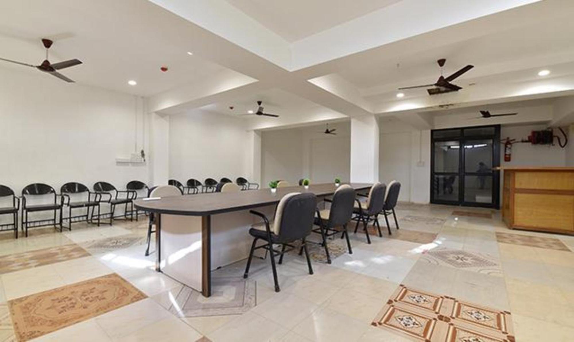 Fabhotel Siddharth Corporate - Vavol, Gandhinagar Bagian luar foto