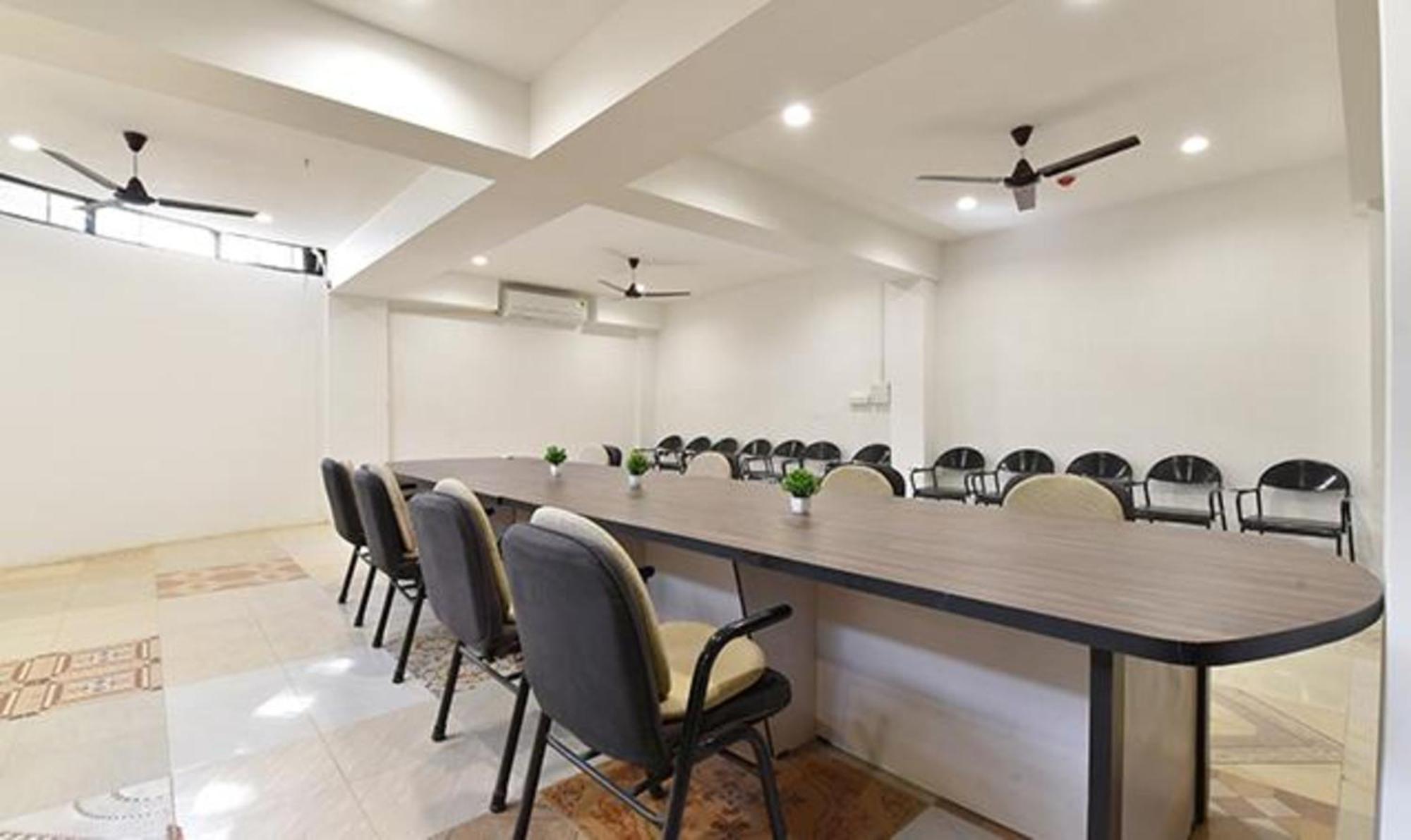 Fabhotel Siddharth Corporate - Vavol, Gandhinagar Bagian luar foto