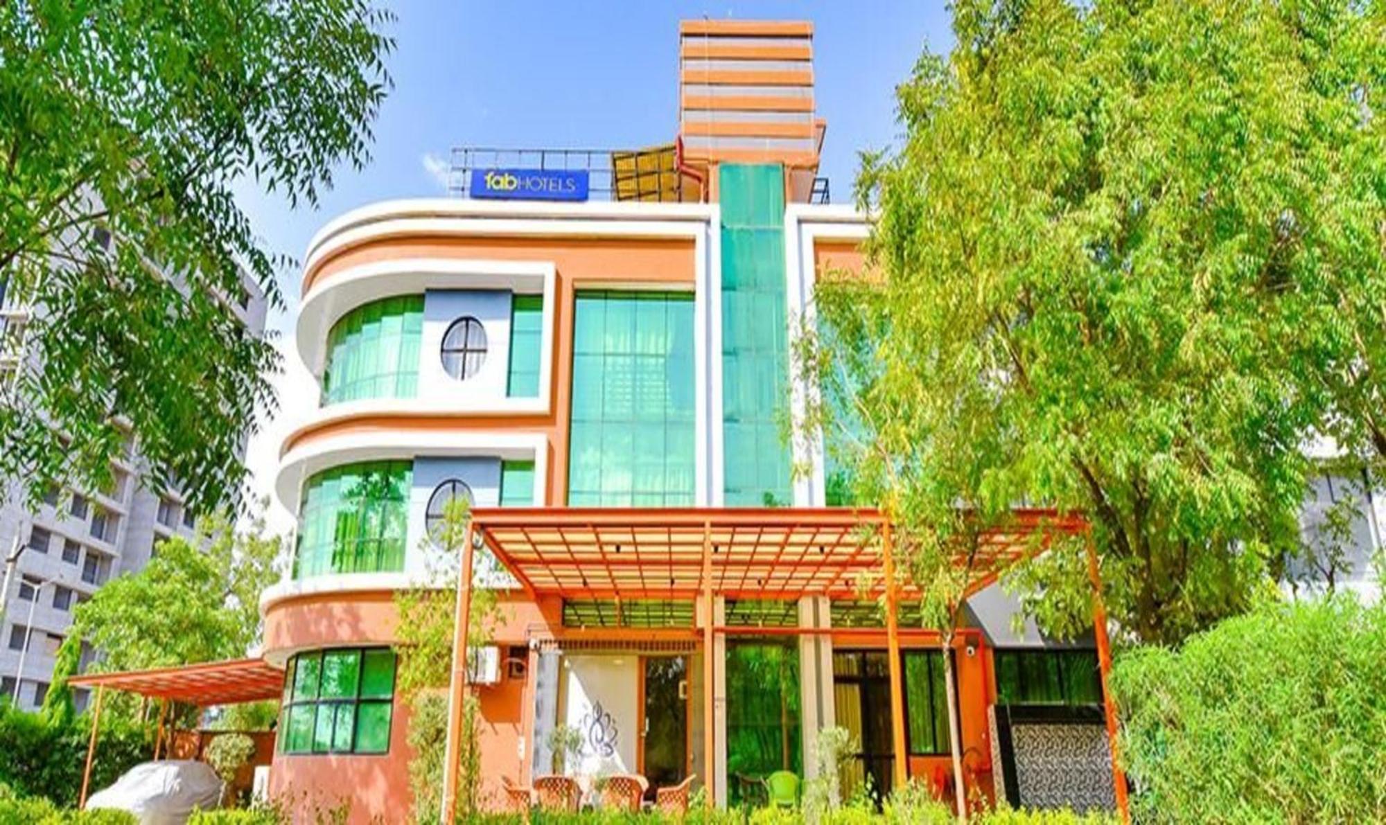Fabhotel Siddharth Corporate - Vavol, Gandhinagar Bagian luar foto